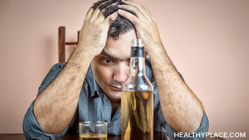 酗酒症状和警告信号的详细信息。了解酒精中毒的主要症状和体征，以及下一步该怎么做。