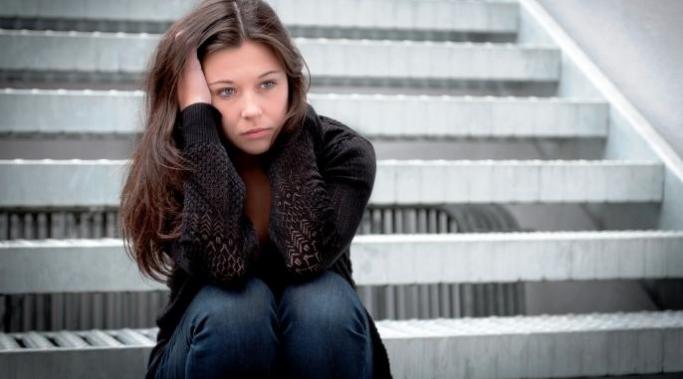 了解青少年女孩抑郁频率的事实，以及自尊如何在青少年抑郁症中扮演重要角色。