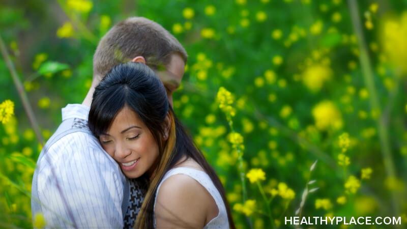 在虐待关系中，给予爱会引发言语虐待。在HealthyPlace了解为什么施虐者因为我们爱他们而虐待我们。读读这篇文章，你就会明白为什么给予爱是施虐者的问题，而不是你的问题。