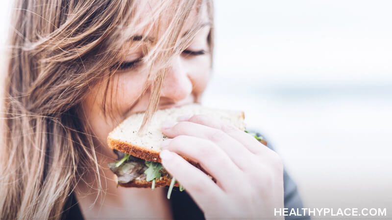 特定食物对精神卫生健康你应该纳入你的饮食,你应该避免哪些?HealthyPlace上得到一个可信的答案。