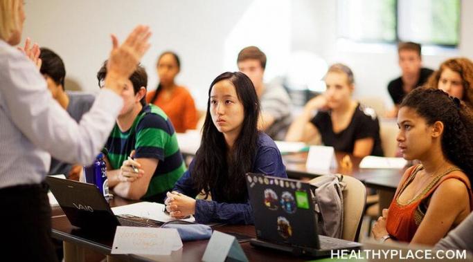 我们需要让心理健康教育成为公立学校的必修课。健康的成年人从课堂开始，美国没有理由不能这样做。