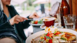 治疗焦虑发作的食物。它们的存在。在HealthyPlace上了解食物在焦虑和恐慌发作中所扮演的角色，以及哪些食物可以减少它们”title=