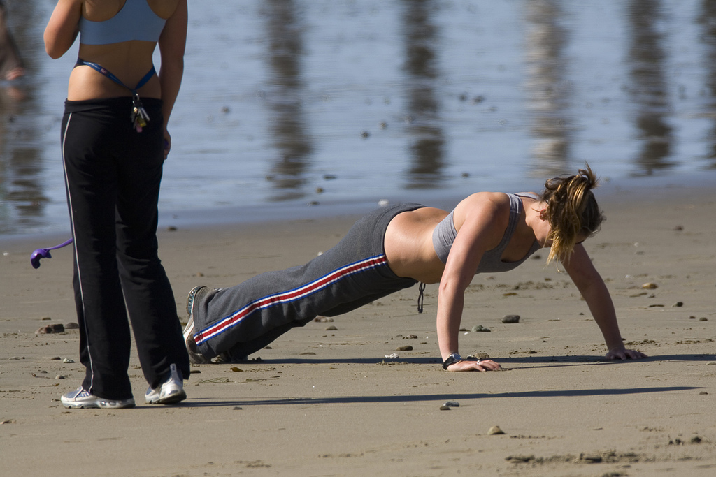 迈克Baird two-girls-exercising-cayucos-beach1